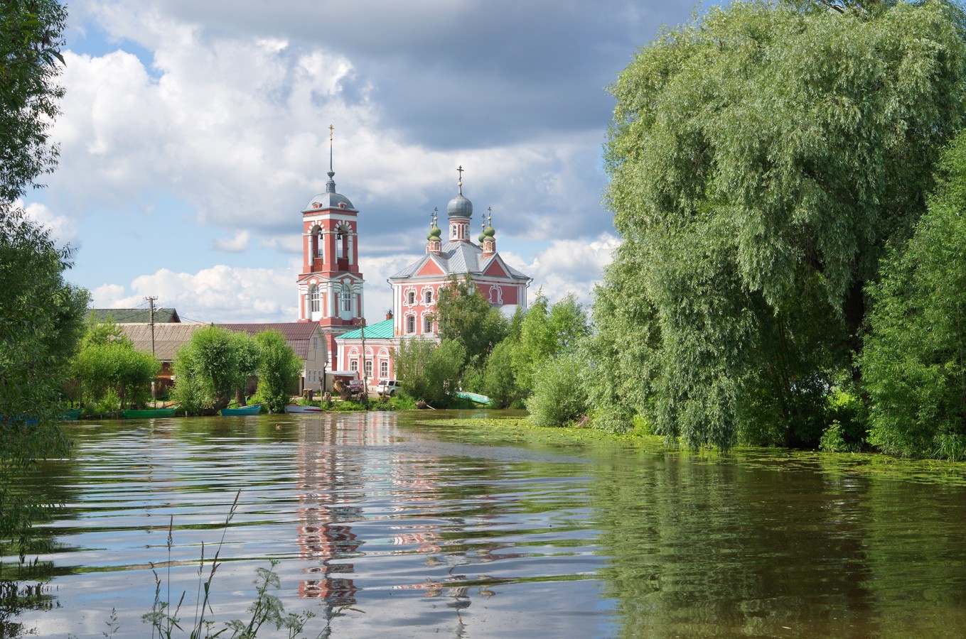 Переславская Венеция: водная прогулка на моторной лодке – индивидуальная  экскурсия в Переславле-Залесском