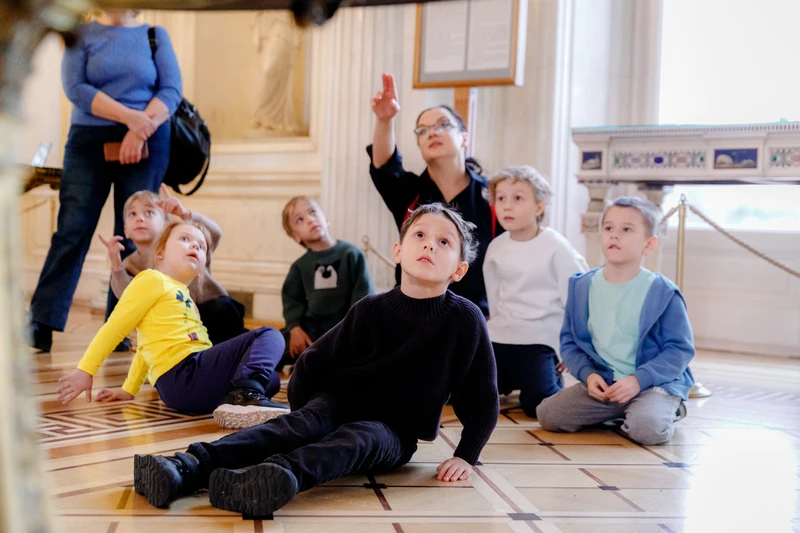 Экскурсия для детей «Каменная шкатулка Эрмитажа: малахит, лазурит и мозаика»