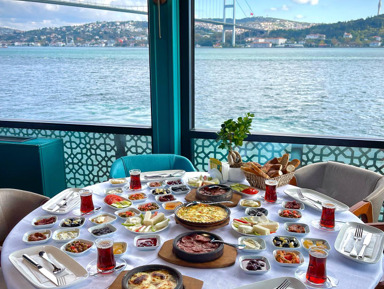Плавание на «Черной Жемчужине Босфора» с турецким завтраком – групповая экскурсия