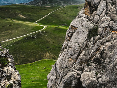 Авторская экскурсия: Гора Бешбармак, Розовое озеро, Агатовые горы. Пикник и дегустация икры