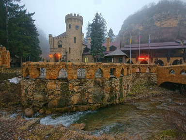 Медовые водопады, гора Кольцо и замок Коварства и Любви – групповая экскурсия