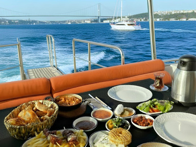 Завтрак на яхте: утренний Босфор в лучах солнца – групповая экскурсия