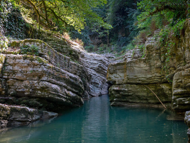 На джипах в древний каньон Сочи – групповая экскурсия