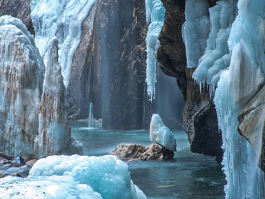 Чегемские водопады и Замок на воде Шато-Эркен  – групповая экскурсия