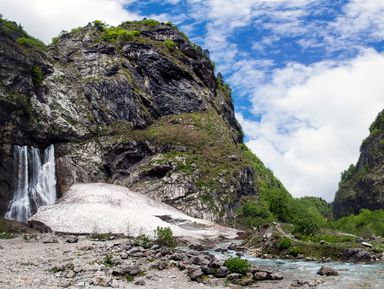 На внедорожниках — к красавице-Рице и великану Гегскому водопаду – групповая экскурсия