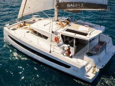 Катамаран Bali в Которской бухте. Индивидуальная поездка для вашей семьи.