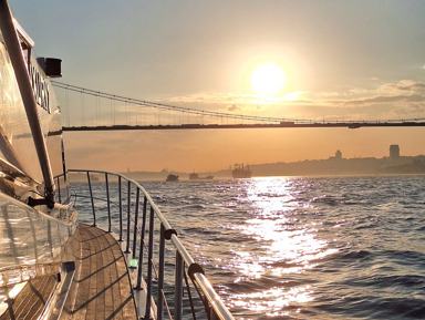 Босфор: Закат или Дневной тур на роскошной яхте с  аудиогидом и закусками – групповая экскурсия