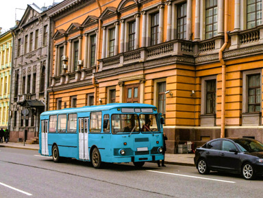 Обзорная экскурсия на ретро-автобусе: теплая ностальгия в осенних красках