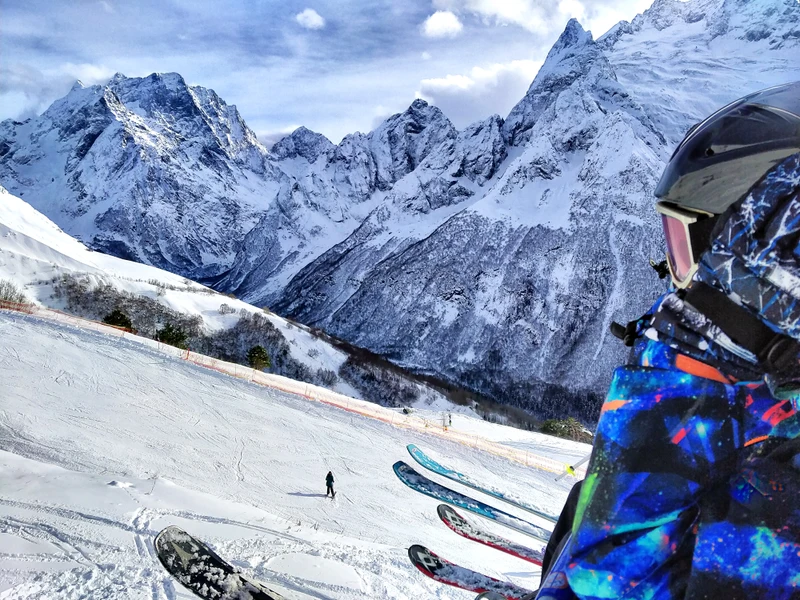 Катаем на склонах Архыза и Домбая: горнолыжный тур с релаксом в термах – авторский тур