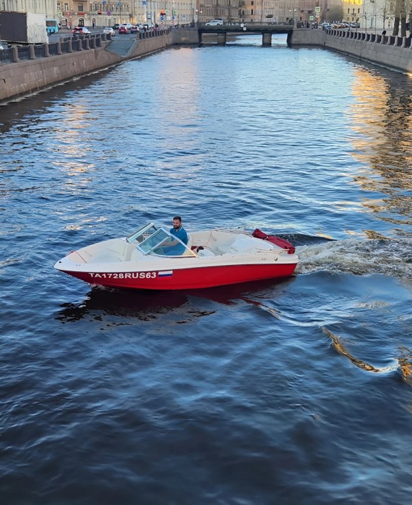 Обзорная прогулка на катере по рекам и каналам Санкт-Петербурга – индивидуальная экскурсия