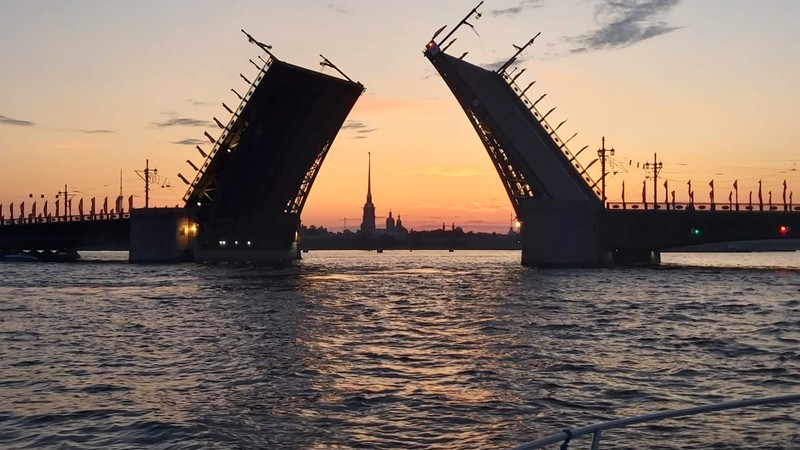 Ночное свидание с Петербургом на катере – индивидуальная экскурсия