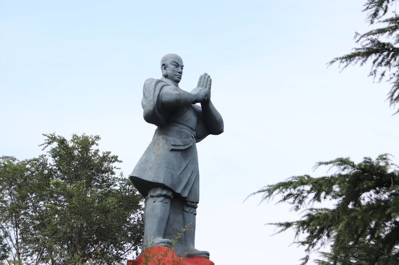 Лоян и Шаолинь: от духовной глубины до вкусов стрит-фуда – индивидуальная экскурсия