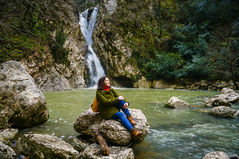 К Агурским водопадам и Орлиным скалам с фотосетом на iPhone 14 – индивидуальная экскурсия