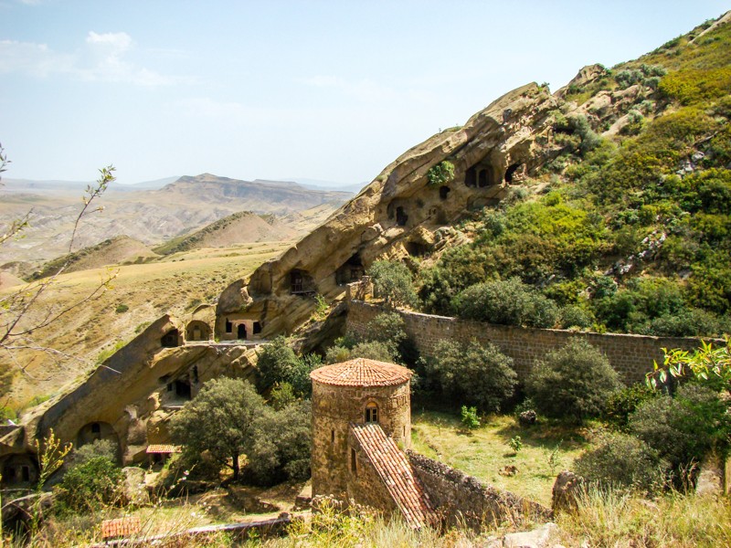Пещерный монастырь Давид-Гареджи, пустыня и грузинское вино – групповая экскурсия