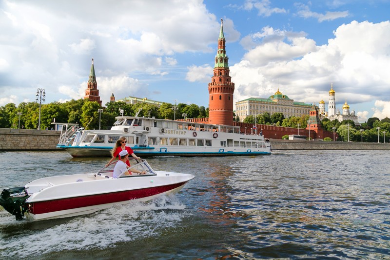 Водная прогулка за штурвалом катера вдоль Кремля – индивидуальная экскурсия
