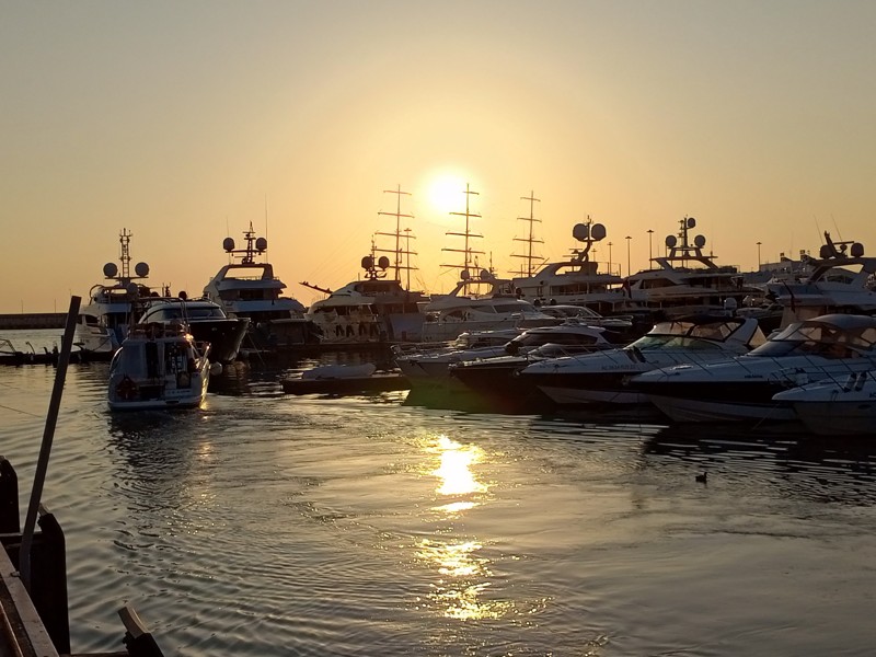 Черноморская dolce vita: встреча заката на роскошной яхте с видом на Сочи и горы – групповая экскурсия