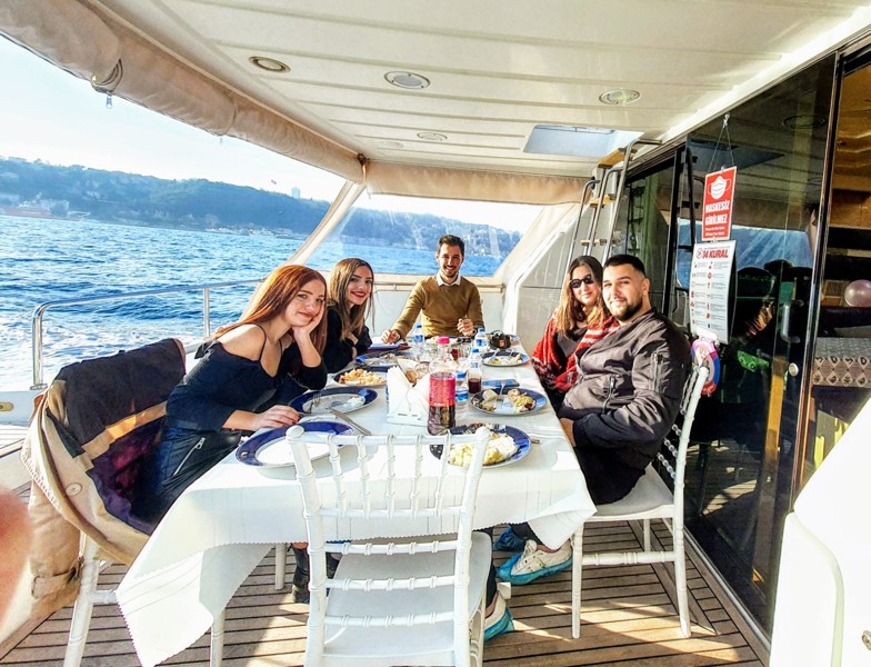 Романтика Стамбула: прогулка по Босфору на двухэтажной яхте – индивидуальная экскурсия