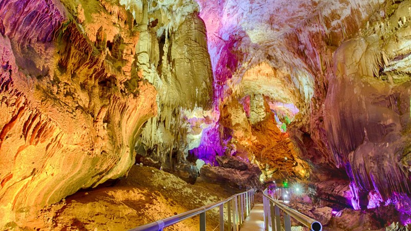 Групповой автобусный тур: каньон Мартвили и пещера Прометея за 1 день – групповая экскурсия