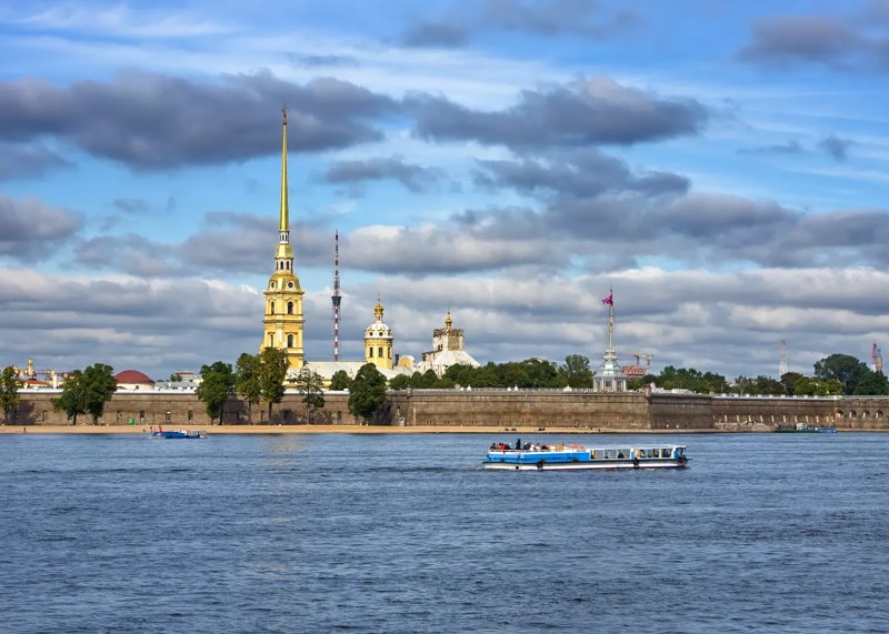 Часовая прогулка на теплоходе от Петропавловской крепости – групповая экскурсия