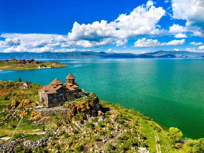 4 стихии Армении за 5 дней: монастыри и горы, Севан и вино – авторский тур
