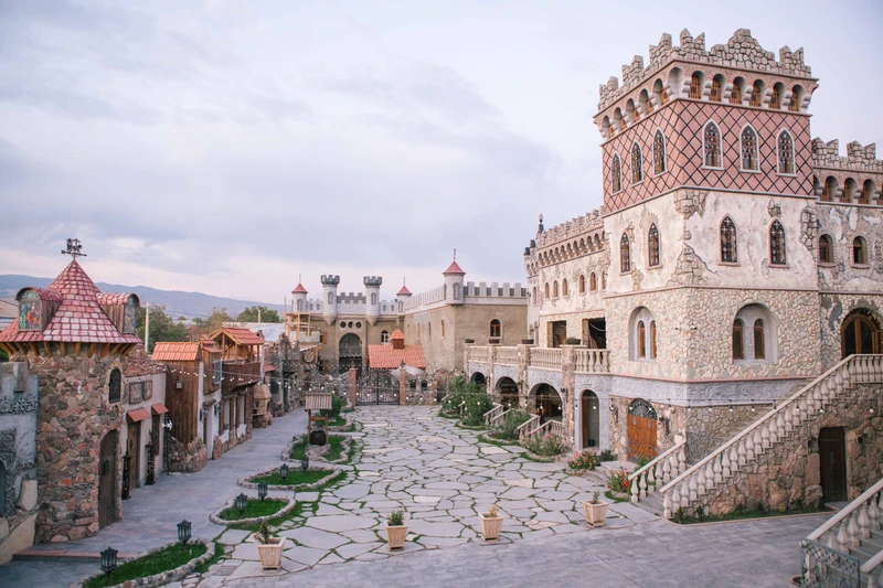 Касахское ущелье, памятник алфавиту и винный замок — к местам силы из Еревана – групповая экскурсия