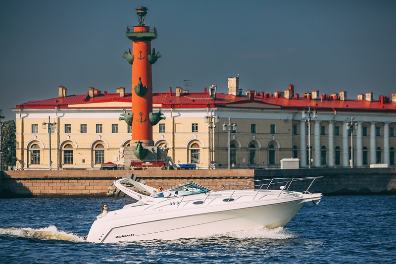 По Петербургу — на круизном катере – индивидуальная экскурсия