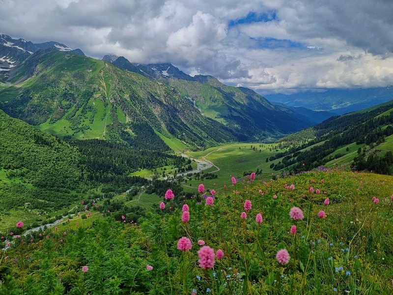 В горы — от суеты и забот: треккинг-тур в Архызе без рюкзаков и с проживанием в отеле – авторский тур