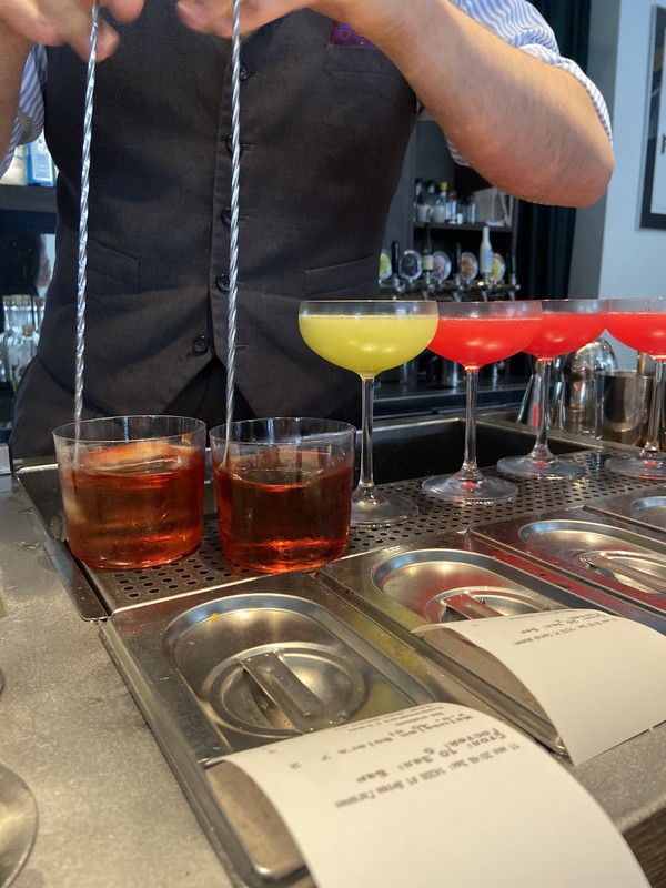 Мастер-класс по приготовлению коктейлей в закрытом баре Петербурга – индивидуальная экскурсия