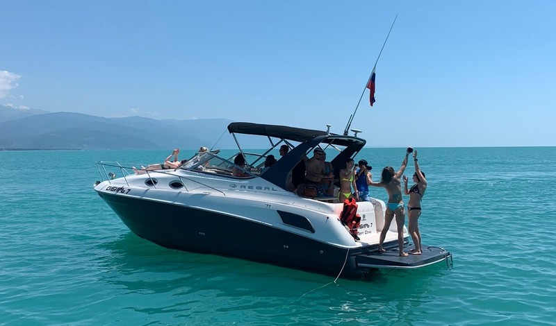 Из Адлера — на морскую прогулку на катере вдоль побережья Сириуса – индивидуальная экскурсия