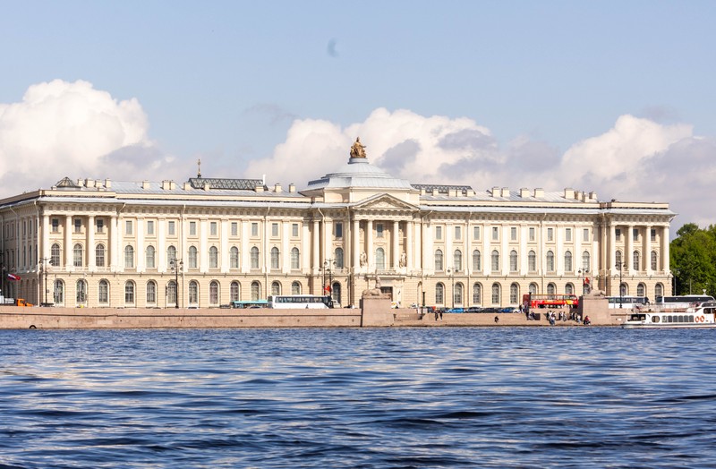 Прогулка на открытом катере — от центра Петербурга до новых кварталов у воды – индивидуальная экскурсия