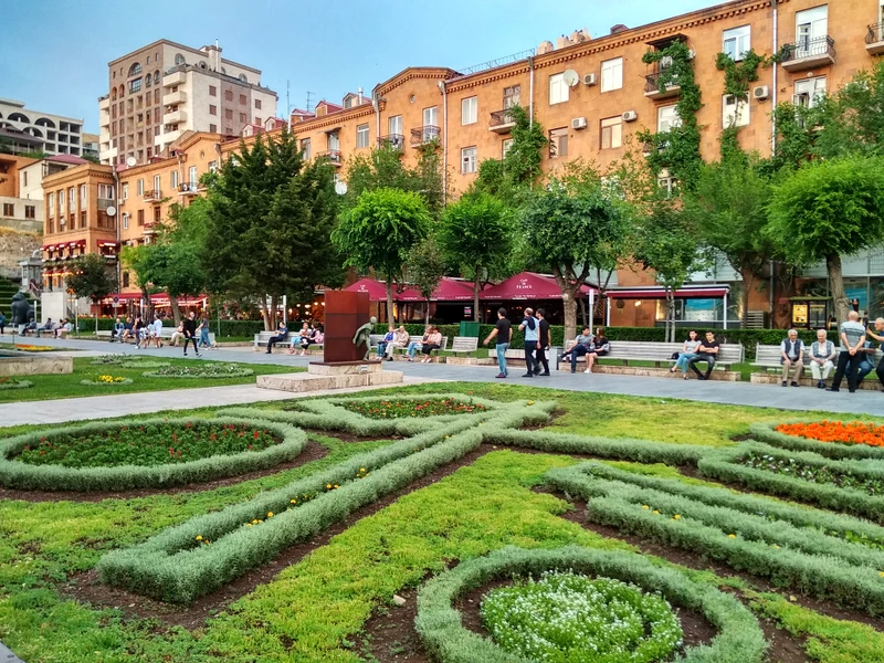 Пешком по Еревану + винная дегустация в подарок (18+) – групповая экскурсия