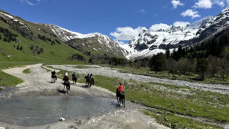 Верхом по Архызу: тур для конников с любой подготовкой (всё включено) – авторский тур
