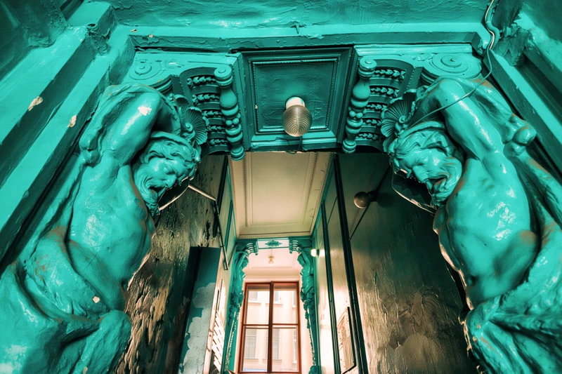 Петербург за закрытыми дверями: парадные лестницы и дворы-колодцы – групповая экскурсия