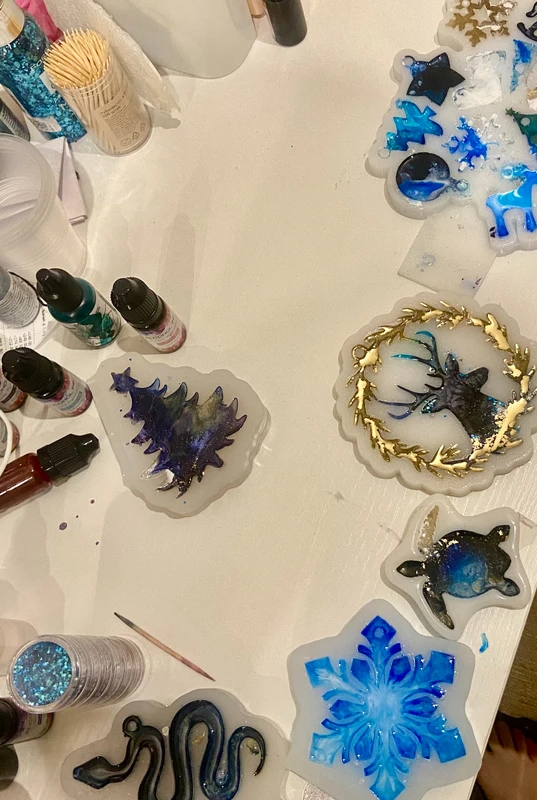 Мастер-класс по созданию ёлочных игрушек из эпоксидной смолы в Петербурге – групповая экскурсия