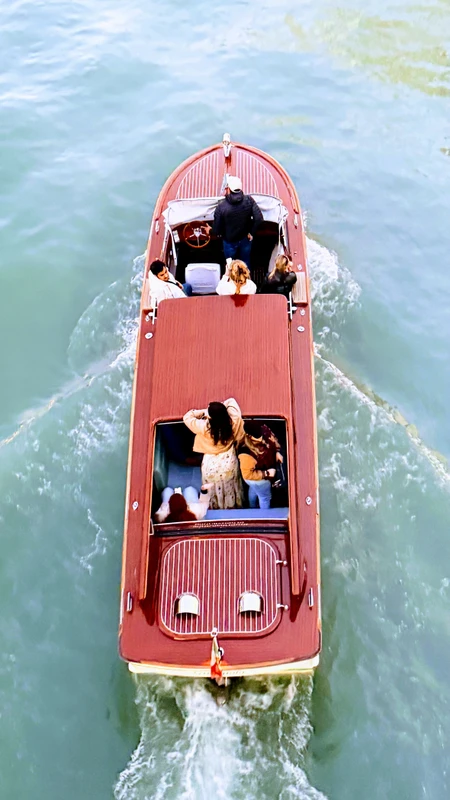 Из аэропорта Марко Поло  в отель – на индивидуальном катере – индивидуальная экскурсия