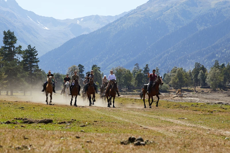 Галопом по Карачаево-Черкесии: конный тур для опытных всадников (всё включено) – авторский тур