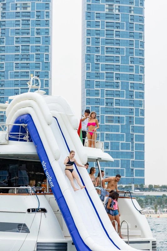 Прогулка на яхте в Дубае: барбекю, купание и катание с горки – групповая экскурсия