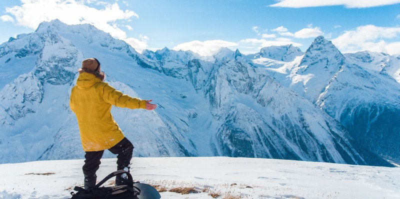 Зимний Домбай: осваиваем склоны Мусса-Ачитары, катаемся на квадроциклах и ловим форель – авторский тур