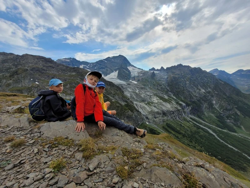 Семейный тур в Архыз с гидом-аниматором: несложные треккинги в живописных горах – авторский тур
