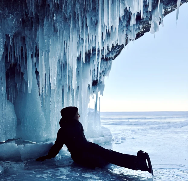 Зимний Ольхон: чистый лёд, пузырьки и гроты – групповая экскурсия