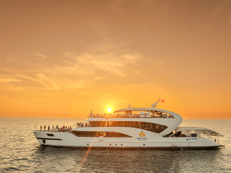 Круиз на закате на огромном лайнере: живая музыка + ужин – индивидуальная экскурсия