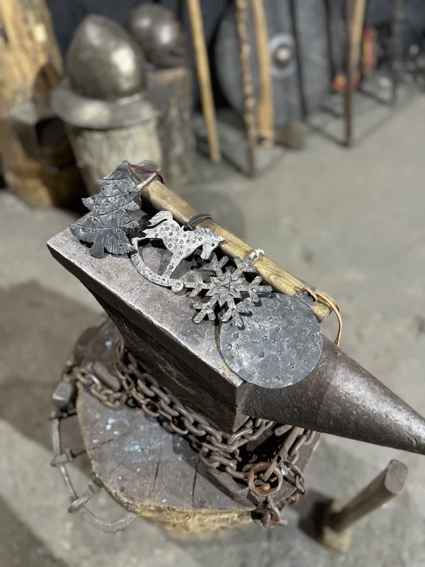 Семейный новогодний мастер-класс в ярославской кузнице (5+) – индивидуальная экскурсия