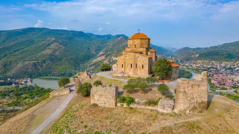 Казбеги: главные и нетуристические тропы из Кутаиси – индивидуальная экскурсия