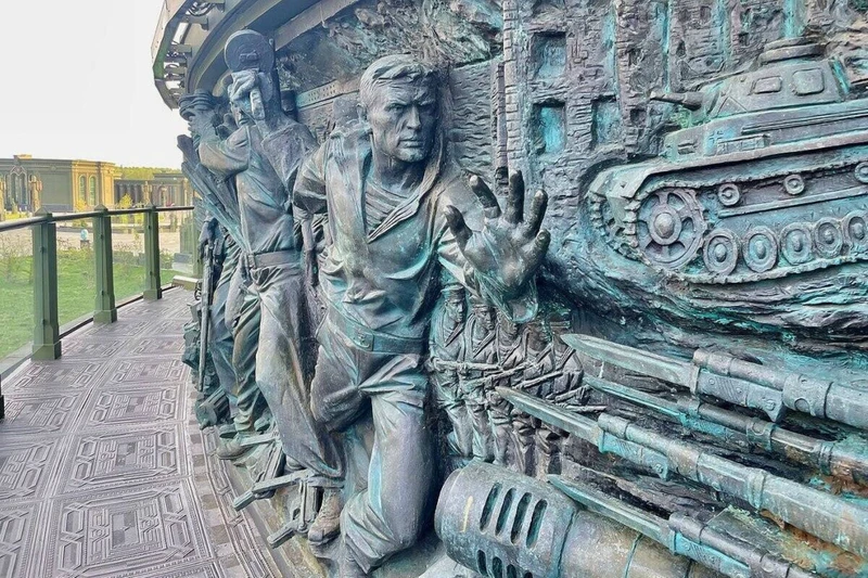 «А превратились в белых журавлей...» – групповая экскурсия