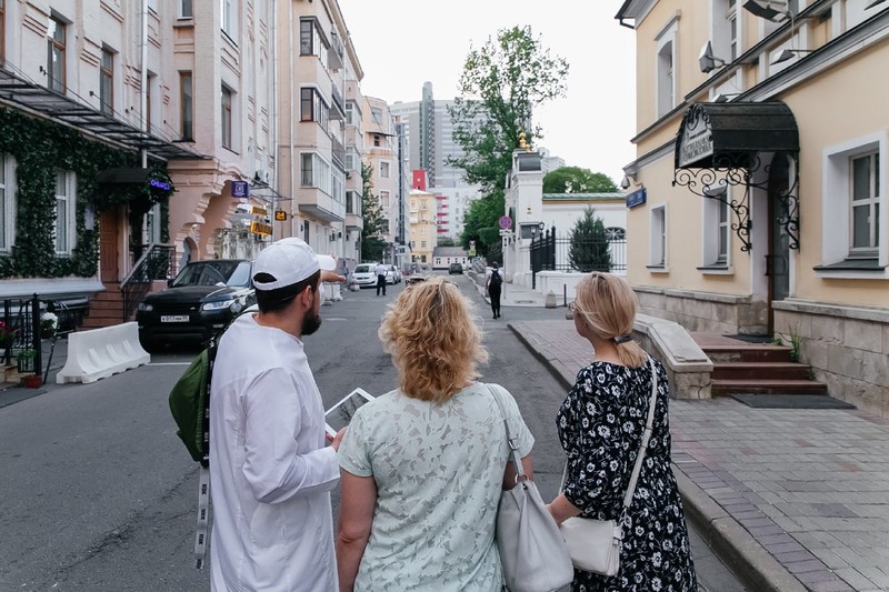 По арбатским дворам с диктором Первого канала — стендап-прогулка в группе – групповая экскурсия