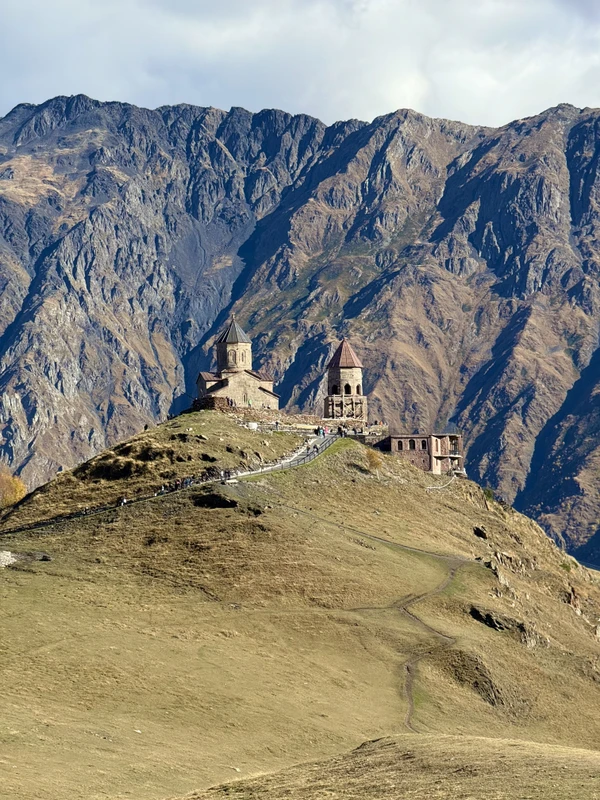 Путешествие к сердцу Кавказа: Казбеги и каменные лица Сно – индивидуальная экскурсия