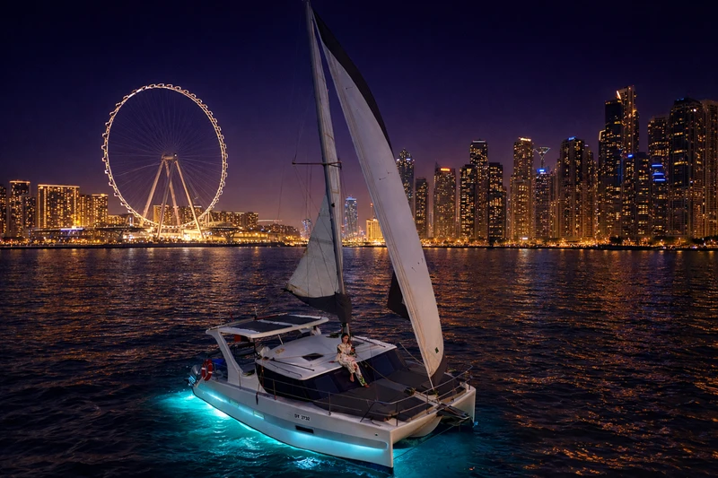 Огни ночного Дубая: прогулка на яхте под парусом – индивидуальная экскурсия