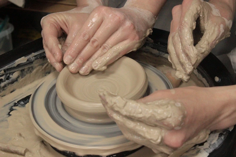 Мастер-класс на гончарном круге или по ручной лепке в Екатеринбурге – групповая экскурсия