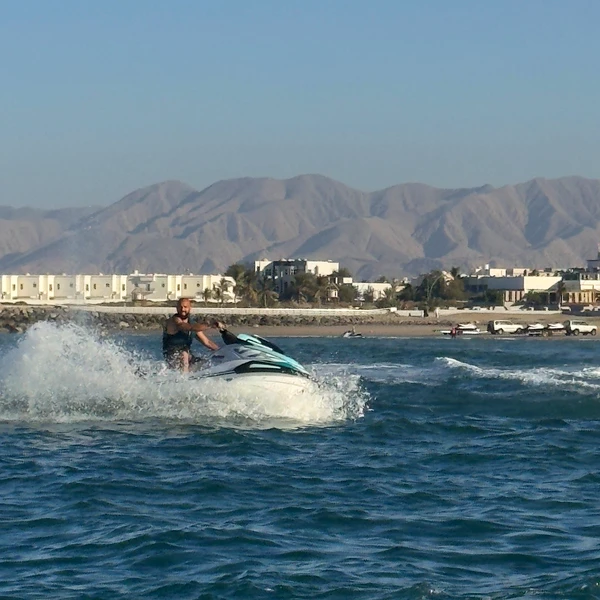 Поймать волну в Маскате: морская прогулка на гидроциклах – групповая экскурсия