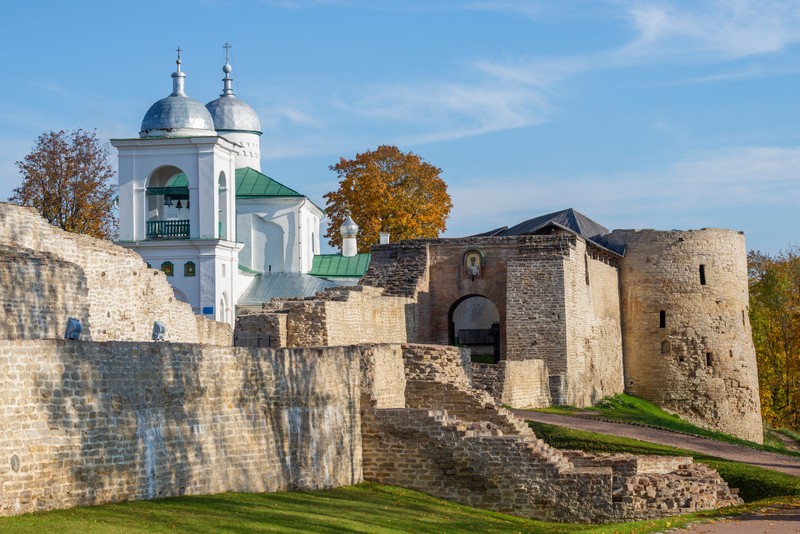 Изборск, Мальская долина и Печоры: автомобильная экскурсия (всё включено)